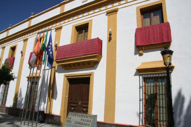 Una imagen de la fachada del ayuntamiento de La Palma del Condado
