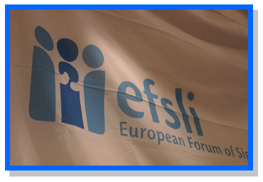 Bandera con el emblema del European Forum of Sign Language Interpreters