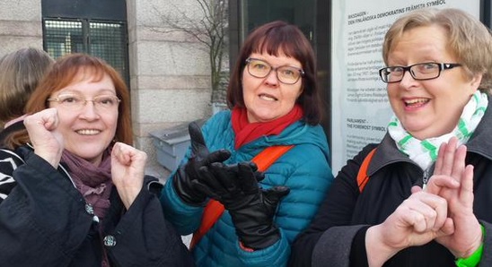 Tres finlandesas usuarios de la lengua de signos celebran este hito