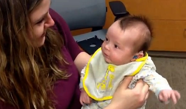 El pequeño Elijah Cook oye a su madre por primera vez